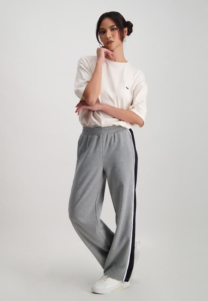 Jogging pants white top